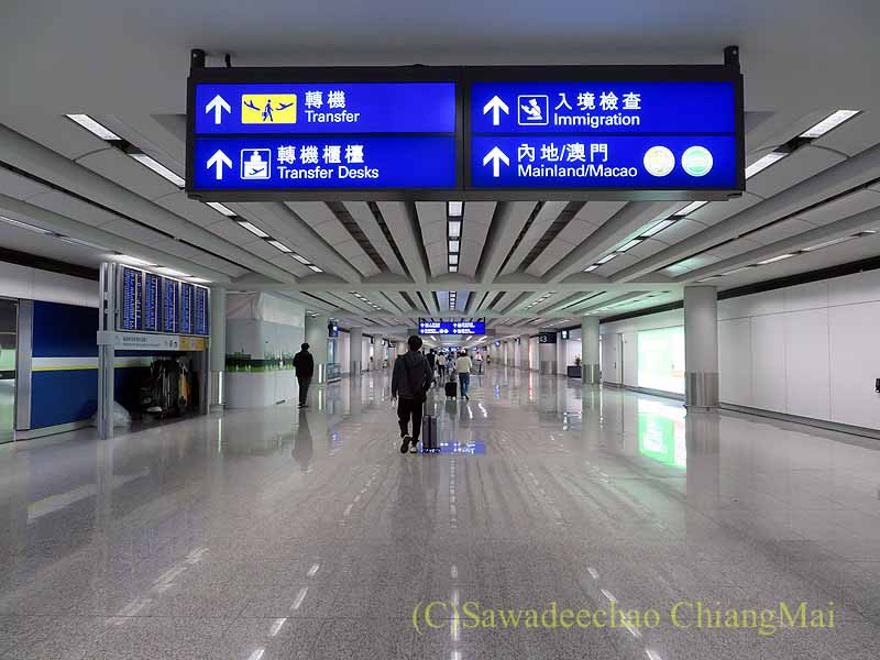 香港空港の到着コンコース