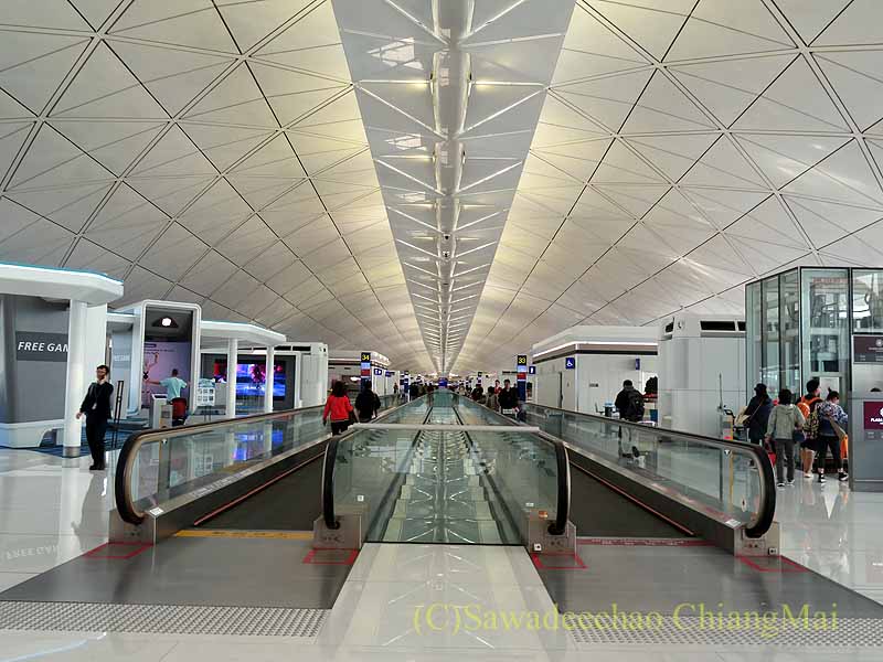 香港空港の出発コンコース
