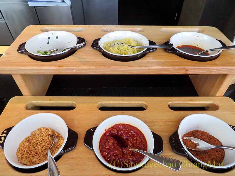 香港空港キャセイラウンジの麺薬味