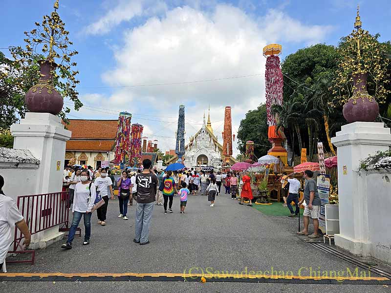 ワットプラタートハリプンチャイ入口