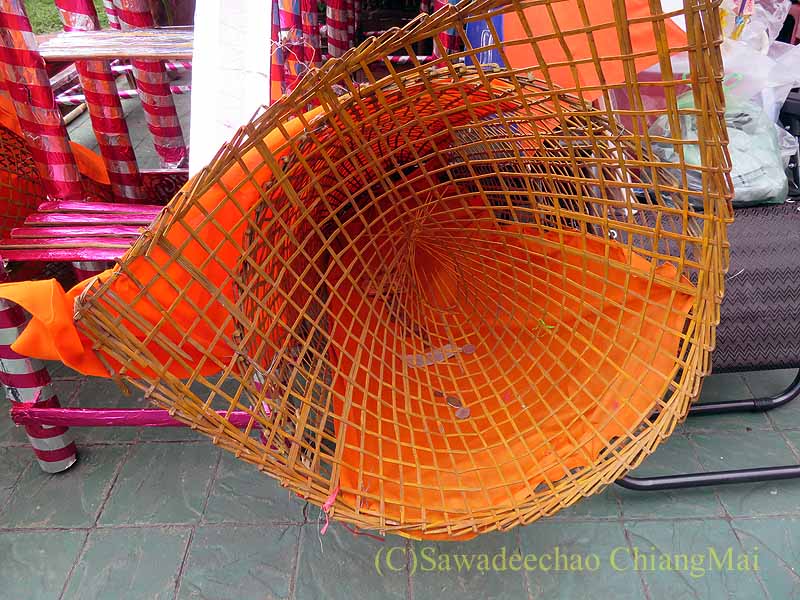 サラークヨームの喜捨用ザル