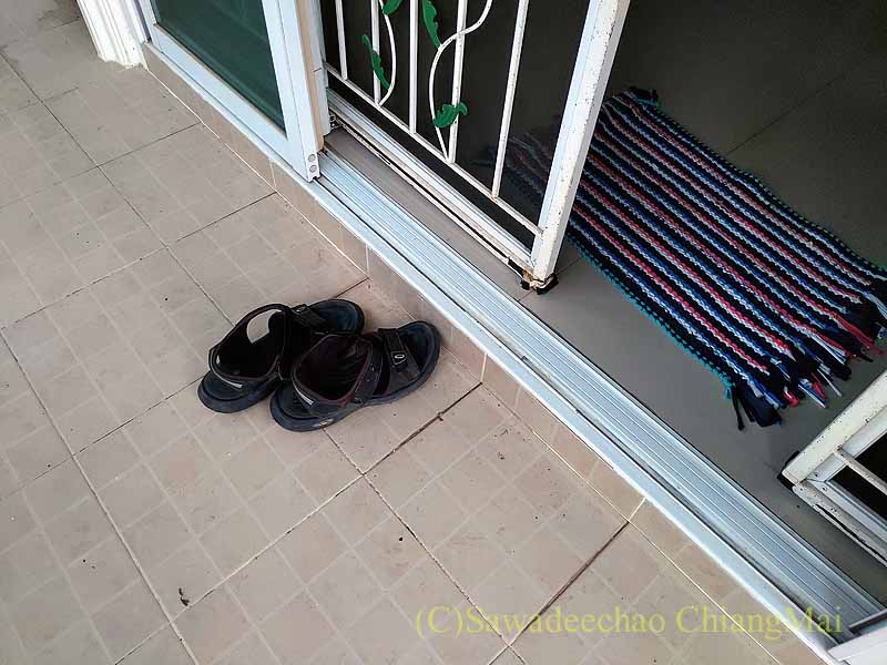 タイの自宅玄関前